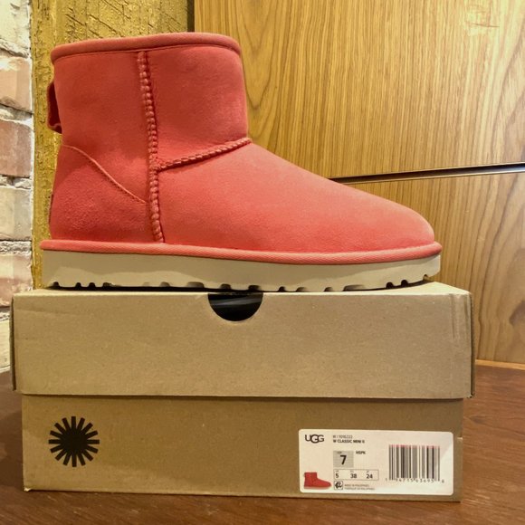 UGG W's Classic Mini II Hibiscus Pink size:7 NEW IN BOX/slight fade in R boot* - Picture 4 of 8